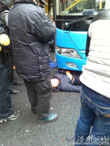 育才路浦發(fā)門口公交車撞倒行人