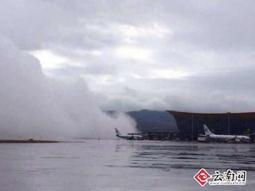 云南機(jī)場出現(xiàn)濃霧圖片