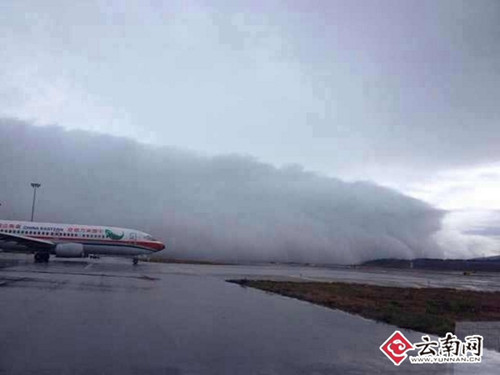 機(jī)場上出現(xiàn)云墻圖片