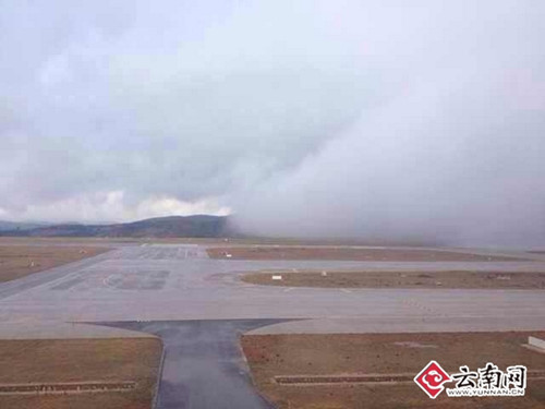 跑道上出現(xiàn)壯觀云墻