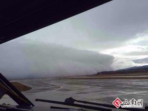 大片的云墻貼著地面移動(dòng)