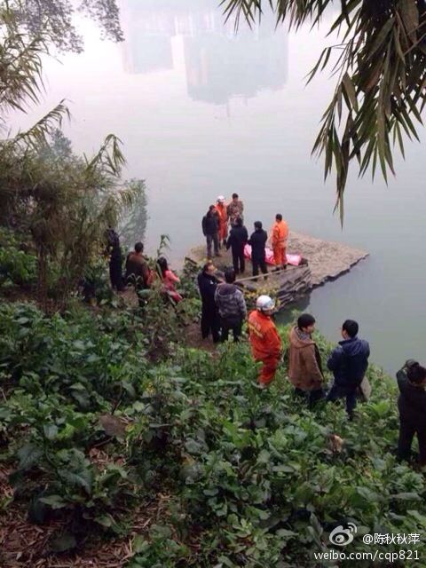 母親用紅圍巾栓兒跳江