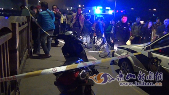 母親用紅圍巾栓兒跳江