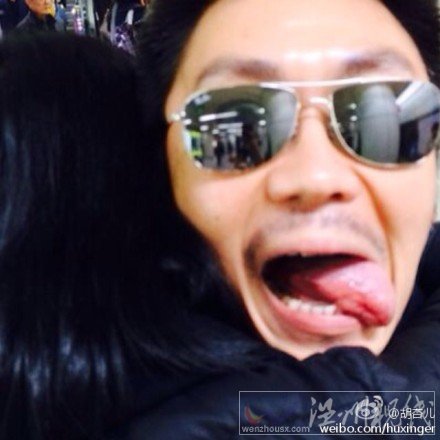 胡杏兒新男友是李思捷嗎 胡杏兒與神秘男子擁抱