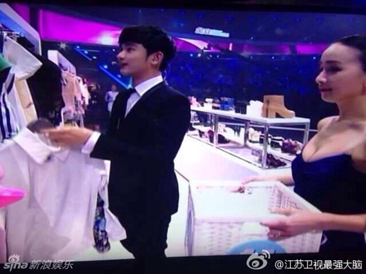 都教授為女模特選衣服