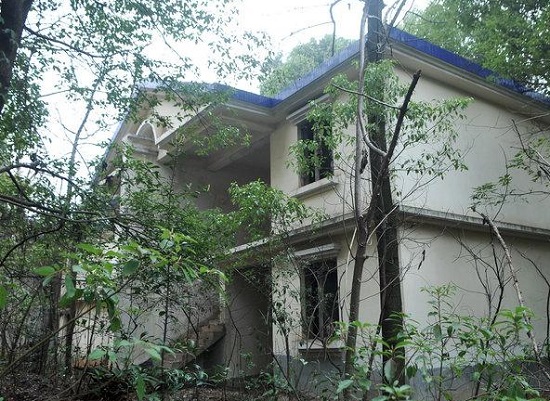 長沙星沙文化公園別墅被當廁所 別墅外面都是涂鴉