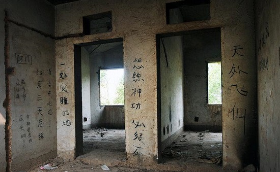 長沙星沙文化公園別墅被當廁所 別墅外面都是涂鴉