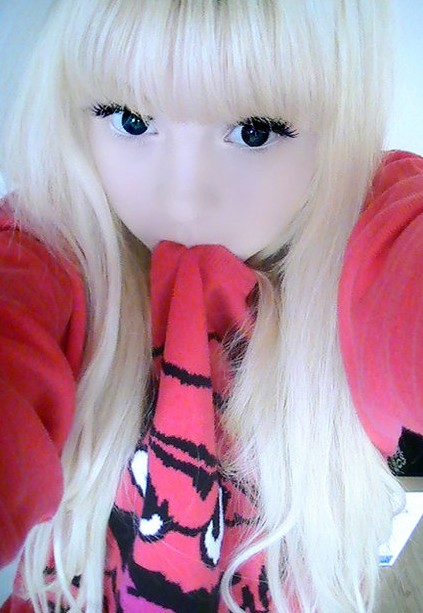 女孩長(zhǎng)相酷似洋娃娃照片