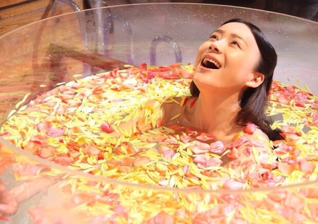 袁姍姍浴照像在蛋花湯里泡澡 袁姍姍泡澡時看著很肥