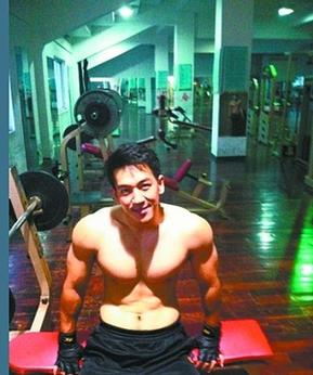 武漢男神老師教體育 漢口學(xué)院司高峰受女生歡迎