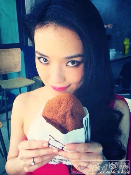 馮德倫和舒淇正在熱戀 舒淇右手無名指上戴著鉆戒