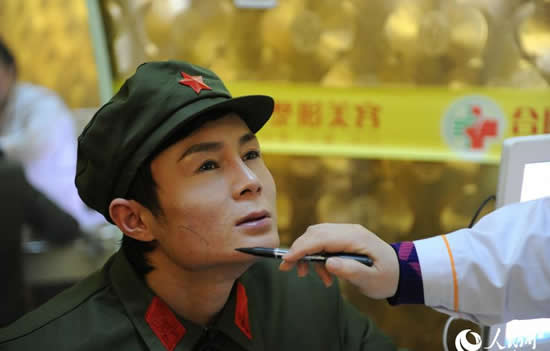 小伙整容成雷鋒后亮相