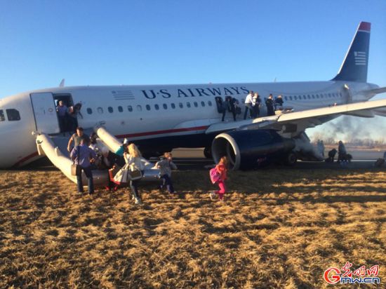 客機(jī)機(jī)頭觸地