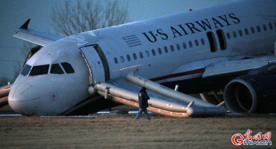 客機(jī)機(jī)頭觸地
