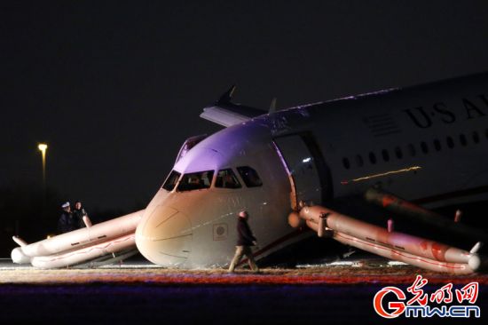 客機(jī)機(jī)頭觸地