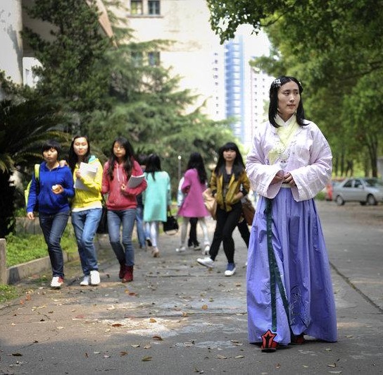 湖南衡師院英語老師穿漢服上課 被封神仙姐姐