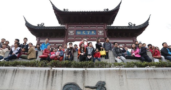 清明假期第二天 南京夫子廟游客爆滿