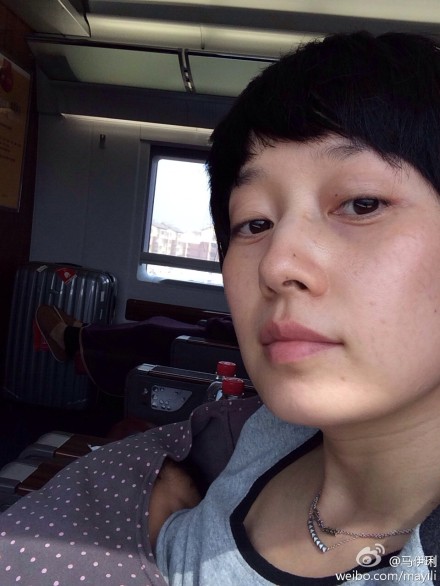 馬伊琍素顏照在火車上喂奶被封最美媽媽