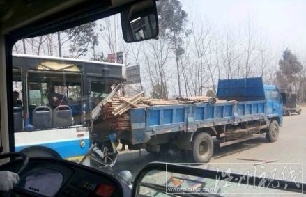 甌海大道往機(jī)場(chǎng)方向發(fā)生車(chē)禍 公交車(chē)追尾大貨車(chē)面目全非