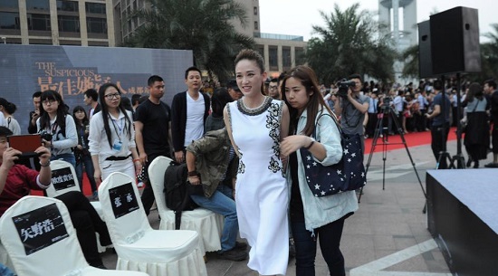 最佳嫌疑人陳喬恩現(xiàn)身成都 場面火爆粉絲尖叫不停