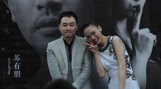 陳喬恩現(xiàn)身成都 調(diào)皮地吐舌頭