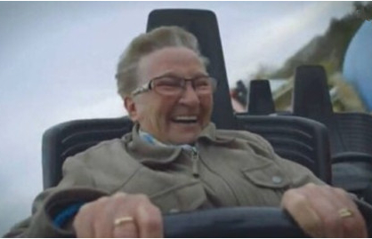 女漢子奶奶坐過山車 頭不昏眼不花關(guān)心很享受