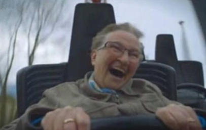 女漢子奶奶坐過山車 頭不昏眼不花關(guān)心很享受