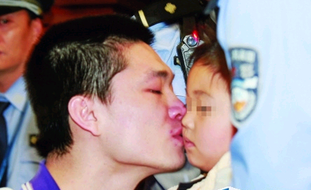 男子死刑前親吻4歲女兒 搶劫殺人因生活所迫