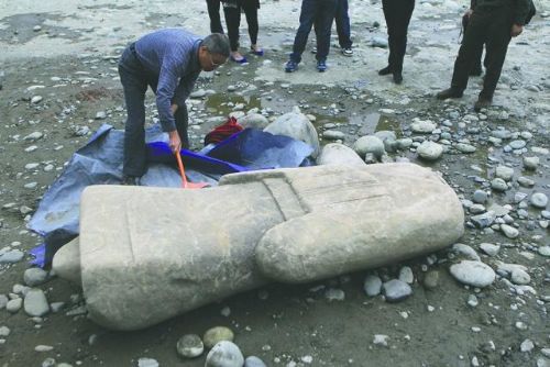 都江堰現無頭石像 可能是李冰石像