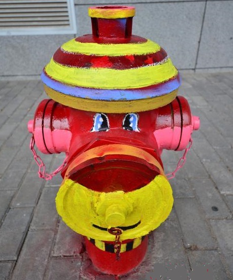 重慶街頭消防栓化身卡通形象