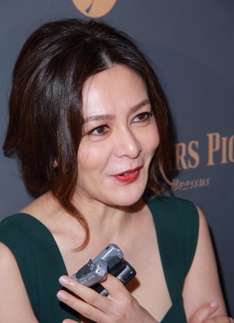 51歲關之琳濃妝艷抹穿長裙現身