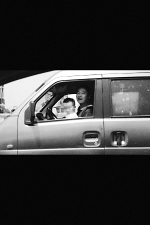 爺爺開車3歲孫子扶方向盤 被扣2分罰款50元