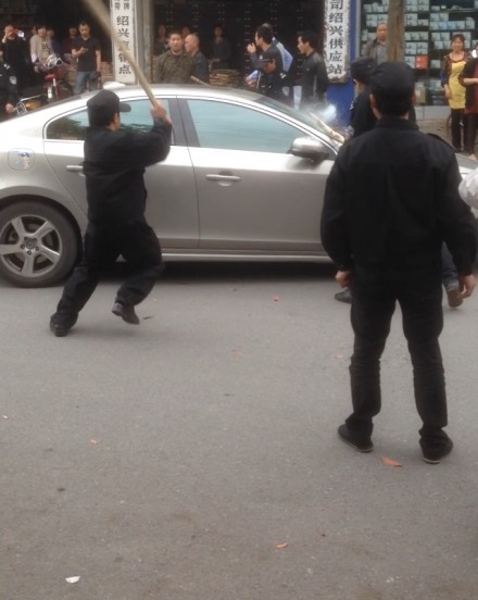紹興城管打人 紹興市興文橋直街城管瘋狂砸車打人