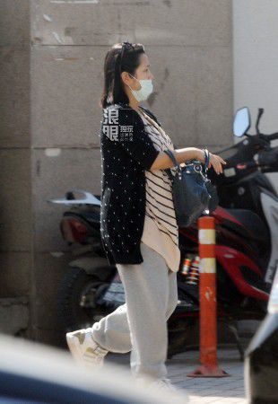 何潔挺大肚外出就餐