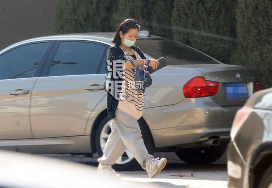 何潔挺大肚外出就餐