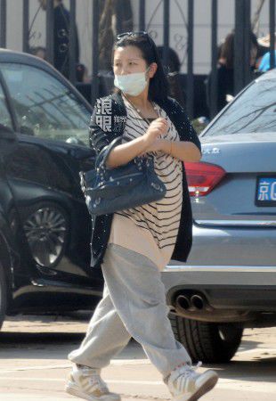 何潔挺大肚外出就餐