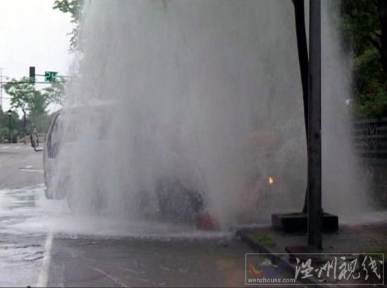 南京消防栓被汽車撞斷