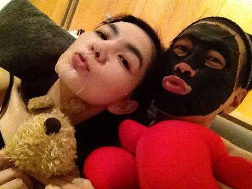 Ella與老公閨房玩人體特技 老公躺在床上用雙腳將Ella舉起