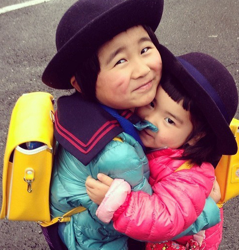 日本喜感兄妹愛笑愛賣萌