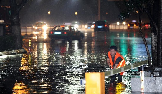 貴陽冰雹暴雨 道路出現(xiàn)嚴(yán)重積水
