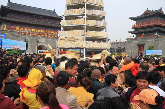 沂蒙山祈福貢品煎餅遭哄搶 萬斤煎餅10多分鐘被搶光