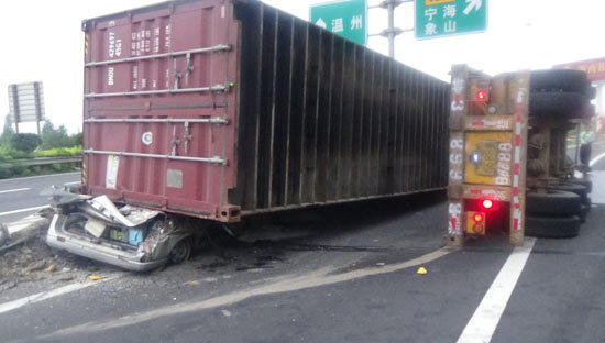 集裝箱側翻壓扁五菱車 高速護欄救了4條命