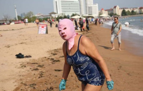 臉基尼大媽再現(xiàn)青島海濱浴場