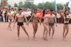 陜西省大學(xué)生田徑運(yùn)動(dòng)會(huì)開幕式 女生穿比基尼男生穿