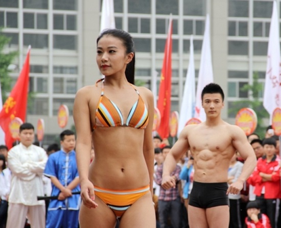 陜西省大學生田徑運動會開幕式 女生穿比基尼男生穿泳褲