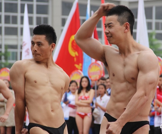 陜西省大學生田徑運動會開幕式 女生穿比基尼男生穿泳褲