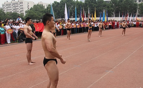 陜西省大學生田徑運動會開幕式 女生穿比基尼男生穿泳褲