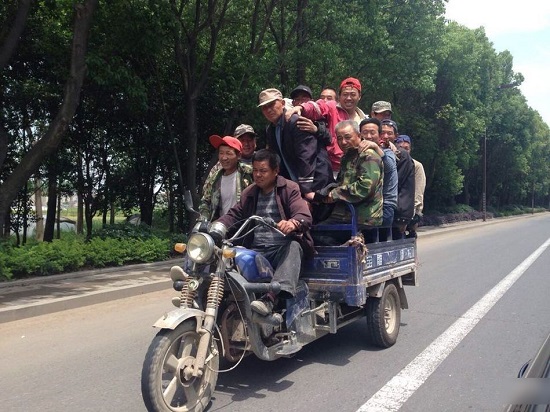 江蘇南京一輛三輪摩托載17人