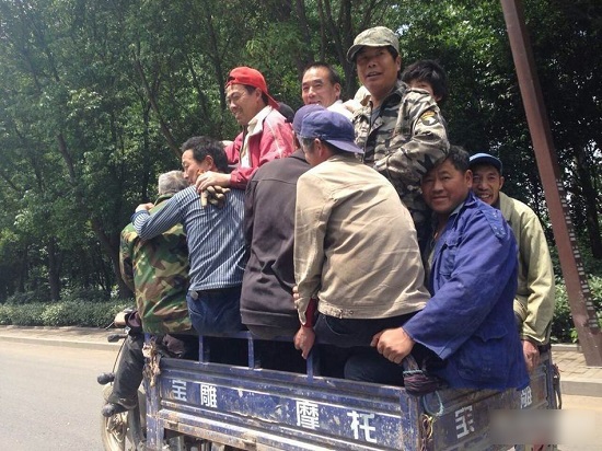 江蘇南京一輛三輪摩托載17人