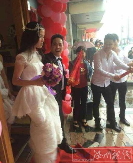 溫州再現土豪婚車隊 擎天柱當頭勞斯萊斯蘭博基尼在后